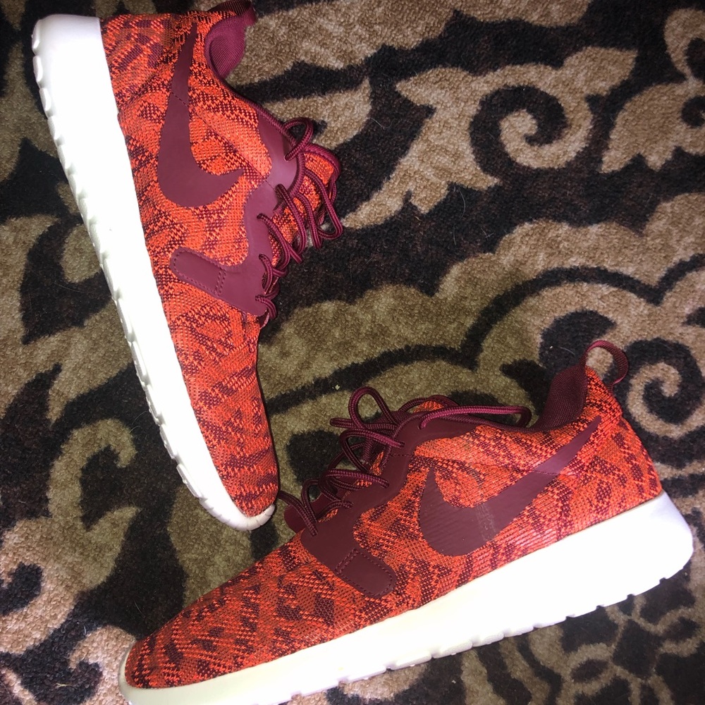Brand new Nike Woman’s rose runs Sz 11.5